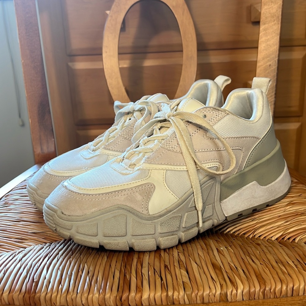 EUC H&M white/cream size 7 platform sneaker